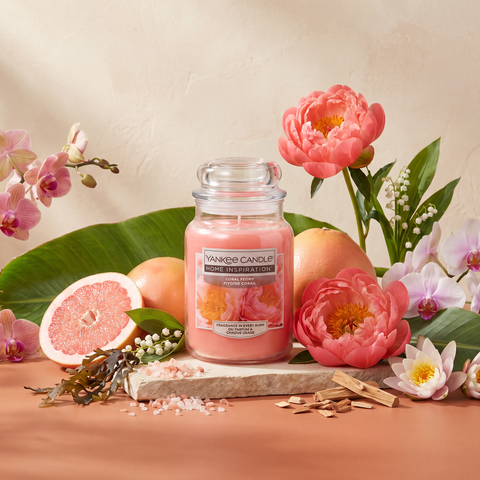 Yankee Candle Coral Peony - Duftkerze - 538g mit Duftzutaten: Bananenblatt, Pomelo, Himalaya-Salz, Meeresbrise, Pfingstrose, Orchidee, Maiglöckchen, Seerose, Moschus, Seegras, Sandelholz und Zeder