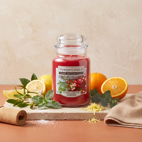 Yankee Candle Mistletoe Charm - Duftkerze - 538g mit Duftzutaten: Minze, Mistel, Zitrone, Orange, Eukalyptus, Ingwer, holzige Noten, Moschus, Wildleder, Zucker und Kaschmir