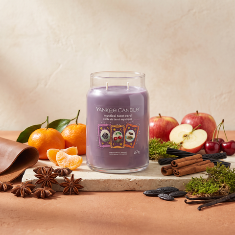 Yankee Candle Mystical Tarot Card - Signature 2 Docht Duftkerze - 567g mit Duftzutaten: Mandarine, Sternanis, Apfel, Kirsche, Leder, Zimtrinde, Lakritze, Moos, Tonkabohne und Vanille