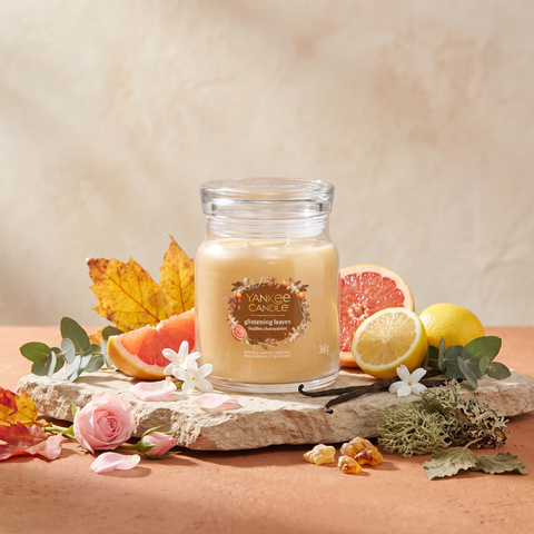 Yankee Candle Glistening Leaves - Signature 2 Docht Duftkerze - 368g mit Duftzutaten: Grapefruit, Eukalyptus, Zitrone, Aldehyde, Rose, Jasmin, grüne Noten, Eichenmoos, Vanille, Amber und Patschuli