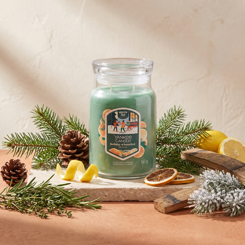 Yankee Candle Holiday Winterfest - Signature 2 Docht Duftkerze - 567g mit Duftzutaten: Zitrusnoten, Kräuter, Tannennadeln, Tannenzapfen, Zitronenschale, Tannenbalsam, Tanne und Bourbon