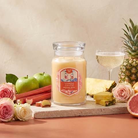 Yankee Candle Slopeside Spritz - Signature 2 Docht Duftkerze - 567g mit Duftzutaten: Apfel, Rhabarber, Ananas, Rose, Grapefruit und Prosecco