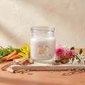 Yankee Candle Slow Bloom - Signature 2 Docht Duftkerze - 368g mit Duftzutaten: Sandelholz, Zedernholz, Karotte, Ylang-Ylang, Rose, Jasmin, Ceylon-Zimt, Kreuzkümmel und Weide