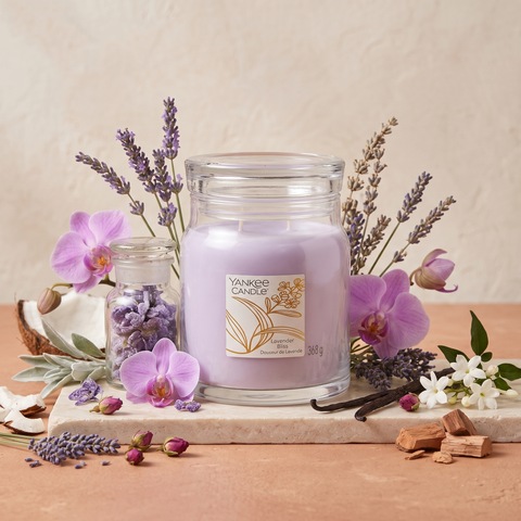 Yankee Candle Lavender Bliss - Signature 2 Docht Duftkerze - 567g mit Duftzutaten: Orchidee, gezuckerte Veilchen, weißer Salbei, Lavendel, Jasmin, Rose, Kokosnuss, Vanille und Zedernholz
