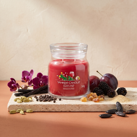 Yankee Candle Holiday Cheer - Signature 2 Docht Duftkerze 368g mit Duftzutaten: Kardamom, Lakritz, Pfeffer, Orchidee, Pflaume, Brombeerwein, Bernstein, Vanillezucker und Tonkabohne
