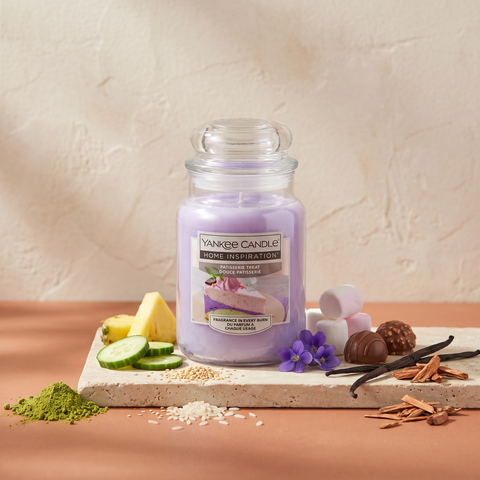 Yankee Candle Patisserie Treat - Duftkerze - 538g mit Duftzutaten: Matcha, Gurke, Ananas, Sesam, Reismilch, Veilchen, Marshmallow, Vanille, Moschus, Praline und Sandelholz