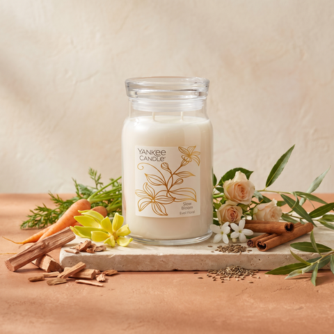 Yankee Candle Slow Bloom - Signature 2 Docht Duftkerze - 567g mit Duftzutaten: Sandelholz, Zedernholz, Karotte, Ylang-Ylang, Rose, Jasmin, Ceylon-Zimt, Kreuzkümmel und Weide