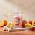 Yankee Candle White Strawberry Bellini - Signature 2 Docht Duftkerze - 567g mit Duftzutaten: Erdbeere, Ananas, Orange, Mango, Pfirsichnektar, Sekt und Zucker