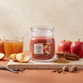 Yankee Candle Sugared Cinnamon Apple - Signature 2 Docht Duftkerze - 368g mit Duftzutaten: Apfel, Zimt, Apfelwein, brauner Zucker, Vanille, Muskatnuss und Nelke