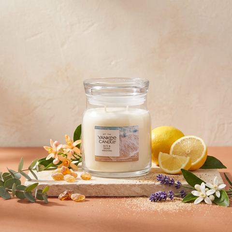 Yankee Candle Sun & Sand - Signature 2 Docht Duftkerze - 368g mit Duftzutaten: Orangenblüte, Zitrone, Elemi, Eukalyptus, Lavendel, Neroli, pudrige Noten und Moschus
