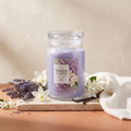 Yankee Candle Lavender Vanilla - Signature 2 Docht Duftkerze - 567g mit Duftzutaten: Lavendel, Vanilleorchidee, Jasmin, Vanilleschote und Moschus