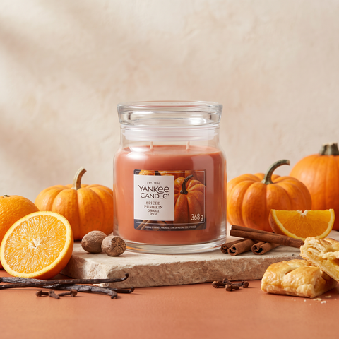 Yankee Candle Spiced Pumpkin - Signature 2 Docht Duftkerze - 368g mit Duftzutaten: Zitrusnoten, Orange, Muskatnuss, Kürbis, Zimt, Nelke, Vanille und Gebäck