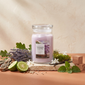 Yankee Candle Dried Lavender & Oak - Signature 2 Docht Duftkerze - 567g mit Duftzutaten: weißer Pfeffer, Lavendel, Bergamotte, weiße Blüten, Moos, Vanille, Patschuli und Zedernholz