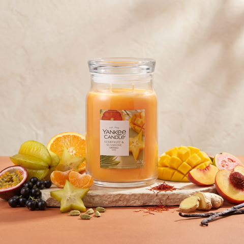 Yankee Candle Starfruit & Sunshine - Signature 2 Docht Duftkerze - 567g mit Duftzutaten: tropische Früchte, Tangelo, Orange, Ingwer, Pfirsich, Kardamom, Sternfrucht, Maracuja, Mango, Guave, Vanille und Tonkabohne