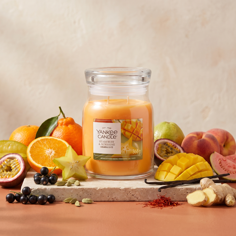 Yankee Candle Starfruit & Sunshine - Signature 2 Docht Duftkerze - 368g mit Duftzutaten: tropische Früchte, Tangelo, Orange, Ingwer, Pfirsich, Kardamom, Sternfrucht, Maracuja, Mango, Guave, Vanille und Tonkabohne