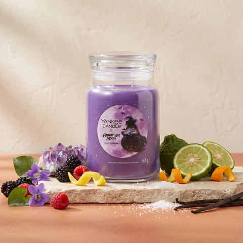 Yankee Candle Amethyst Moon - Signature 2 Docht Duftkerze - 567g mit Duftzutaten: Zitronenschale, Orangenschale, Bergamotte, Brombeere, Himbeere, Veilchen, Zucker, Vanille und Moschus