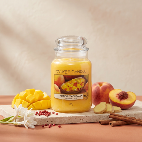 Yankee Candle Mango Peach Salsa - Classic Duftkerze - 623g mit Duftzutaten: Mango, Pfirsich, Zitrusfrüchte, Zimt, Ingwer und rosa Pfeffer