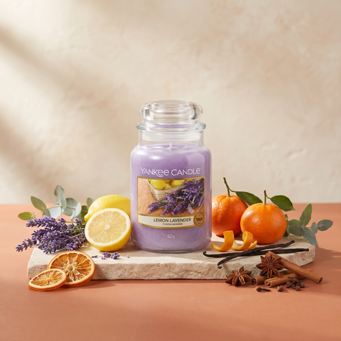 Yankee Candle Lemon Lavender - Classic Duftkerze - 623g mit Duftzutaten: Lavendel, Tangerine, Zitrone, Bitterorange, Eukalyptus, Orange, fruchtige Noten, Gewürze und Vanille