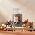 Yankee Candle Crackling Embers - Signature 2 Docht Duftkerze - 567g mit Duftzutaten: Zimt, Muskatnuss, Kardamom, schwarzer Pfeffer, Holzkohle, Jasmin, Amber, Eukalyptus, Rauch, Zedernholz, Tonkabohne und Vanille