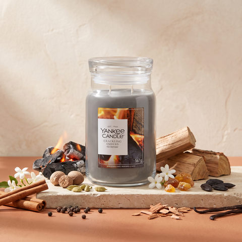 Yankee Candle Crackling Embers - Signature 2 Docht Duftkerze - 567g mit Duftzutaten: Zimt, Muskatnuss, Kardamom, schwarzer Pfeffer, Holzkohle, Jasmin, Amber, Eukalyptus, Rauch, Zedernholz, Tonkabohne und Vanille