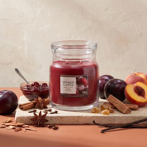 Yankee Candle Woodland Spice - Signature 2 Docht Duftkerze - 368g mit Duftzutaten: Pflaume, Pfirsich, Kirschmarmelade, Zimt, Anis, Nelke, Zedernholz, Sandelholz, Bernstein, Zucker, Vanille und Moschus