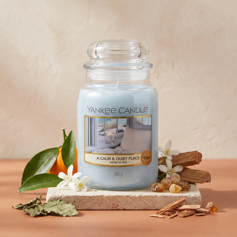 Yankee Candle A Calm & Quiet Place - Classic Duftkerze - 623g mit Duftzutaten: Mandarinenblatt, Jasmin, Zedernholz, Patschuli, Sandelholz, Bernstein und Moschus