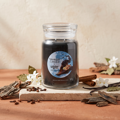 Yankee Candle Witches Brew - Signature 2 Docht Duftkerze - 567g mit Duftzutaten: Nelken, Zimt, Baumrinde, Jasmin, Patschuli, Vanille und Holznoten
