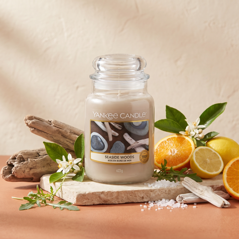 Yankee Candle Seaside Woods - Classic Duftkerze - 623g mit Duftzutaten: Orangenblüte, Zitrusfrüchte, Strand-Kresse, Baumwollholz und Treibholz