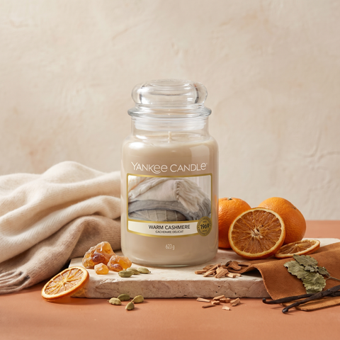 Yankee Candle Warm Cashmere - Classic Duftkerze - 623g mit Duftzutaten: Orange, Kaschmirholz, Bernstein, Kardamom, Sandelholz, Moschus, Patschuli und Vanille