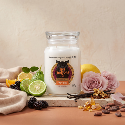 Yankee Candle The Traitors: Faithful - Signature 2 Docht Duftkerze 567g mit Duftzutaten: Bergamotte, Zitrus, Brombeere, Kaschmir-Vanille, Rose, Tabakblüte, Amber, Kakao und Moschus
