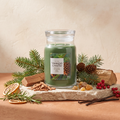 Yankee Candle Balsam & Cedar Fireside - Signature 2 Docht Duftkerze - 567g mit Duftzutaten: Zitrusfrüchte, Kräuter, rote Beeren, Zeder, Kiefer, Sandelholz, Amber, Vanille und Moschus