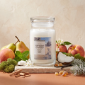 Yankee Candle Winter Walk - Signature 2 Docht Duftkerze - 567g mit Duftzutaten: Birne, Pfirsich, Minze, Jasmin, Kokos, Moos, Sandelholz, Vanille und Amber