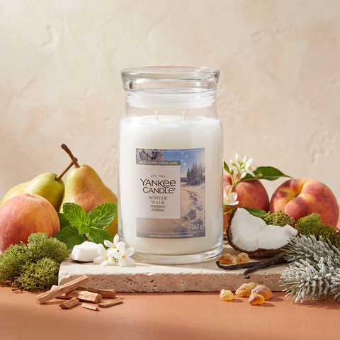 Yankee Candle Winter Walk - Signature 2 Docht Duftkerze - 567g mit Duftzutaten: Birne, Pfirsich, Minze, Jasmin, Kokos, Moos, Sandelholz, Vanille und Amber