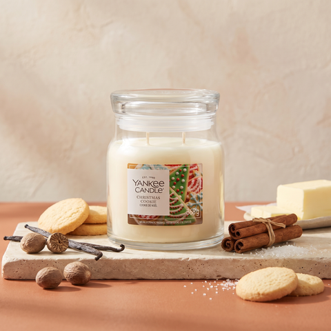 Yankee Candle Christmas Cookie - Signature 2 Docht Duftkerze - 368g - Neues Design mit Duftzutaten: Vanilleschote, Muskatnuss, Zimt, Zucker, Butter und Gebäck