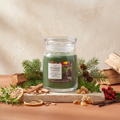 Yankee Candle Balsam & Cedar Fireside - Signature 2 Docht Duftkerze - 368g mit Duftzutaten: Zitrusfrüchte, Kräuter, rote Beeren, Zeder, Kiefer, Sandelholz, Amber, Vanille und Moschus