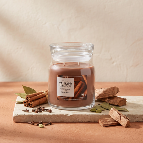 Yankee Candle Cinnamon Stick - Signature 2 Docht Duftkerze - 368g - Neues Design mit Duftzutaten: Zimt, Gewürznelke, Kardamom, Lorbeerblatt und Zedernholz