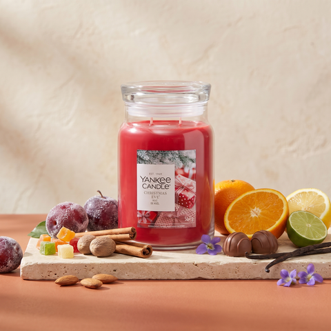 Yankee Candle Christmas Eve - Signature 2 Docht Duftkerze - 567g - Neues Design mit Duftzutaten: Limette, Mandel, Orange, Zitrone, Muskatnuss, Zimt, Zucker, Bernstein, Praline, Vanille und Veilchen