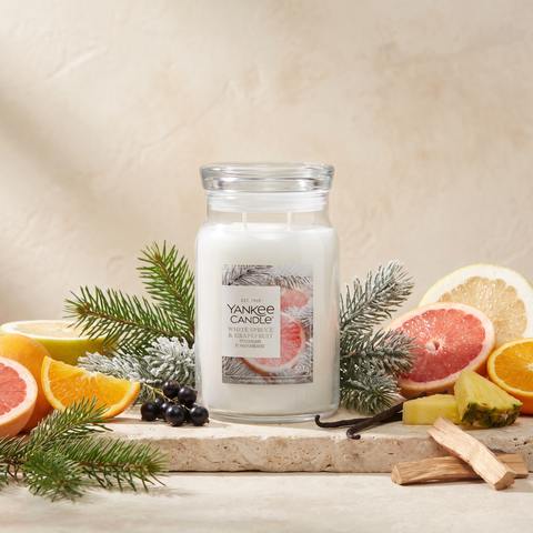 Yankee Candle White Spruce & Grapefruit - Signature 2 Docht Duftkerze - 567g - Neues Design mit Duftzutaten: Grapefruit, Pomelo, Kiefer, Orange, Fichte, schwarze Johannisbeere, Ananas, Tannennadel, Balsam, Vanilleschote, Moschus und weiße Zeder