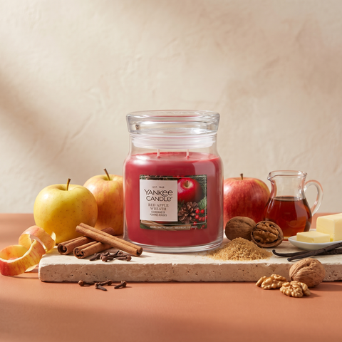 Yankee Candle Red Apple Wreath - Signature 2 Docht Duftkerze - 368g - Neues Design mit Duftzutaten: Äpfel, Zimt, Gewürznelke, Apfelschale, Walnüsse, brauner Zucker, Amber, Butter, Ahornsirup und Vanille