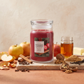 Yankee Candle Red Apple Wreath - Signature 2 Docht Duftkerze - 567g - Neues Design mit Duftzutaten: Äpfel, Zimt, Gewürznelke, Apfelschale, Walnüsse, brauner Zucker, Amber, Butter, Ahornsirup und Vanille