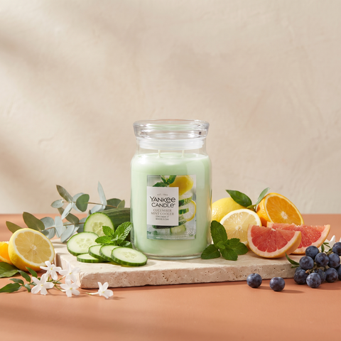 Yankee Candle Cucumber Mint Cooler - Signature 2 Docht Duftkerze - 567g mit Duftzutaten: Zitrone, Eukalyptus, Orange, grüne Minze, Grapefruit, Gurke, Jasmin, Schlehe und weißer Moschus
