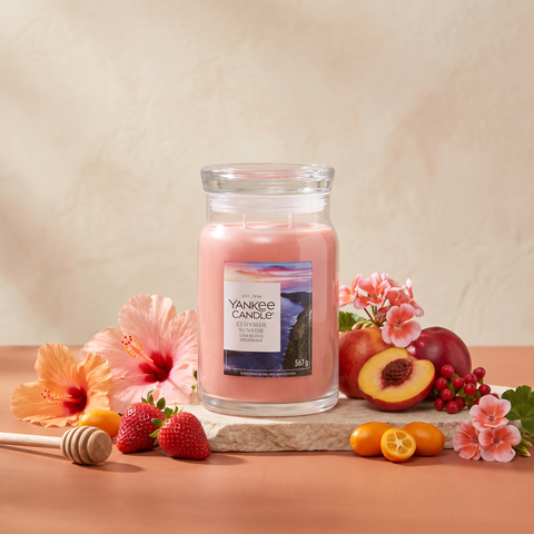 Yankee Candle Cliffside Sunrise - Signature 2 Docht Duftkerze - 567g mit Duftzutaten: Hibiskus, Erdbeere, Zwergzitrus, Nektarine, rote Früchte, Geranie, Nektar und Praline