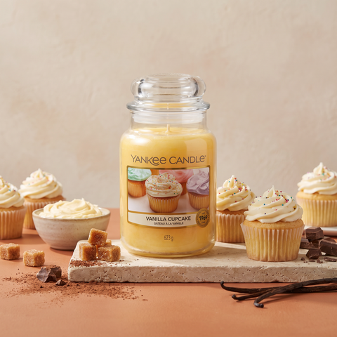Yankee Candle Vanilla Cupcake - Classic Duftkerze - 623g mit Duftzutaten: gebrannter Zucker, Vanille-Zuckerglasur, Buttercreme, Schokolade, Kuchenteig, Kakao und Vanilleschote