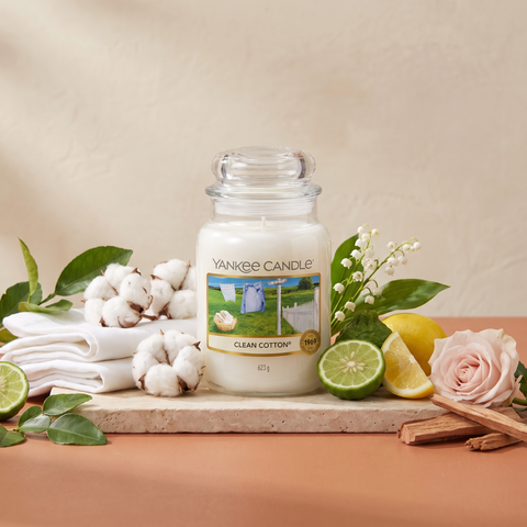 Yankee Candle Clean Cotton - Classic Duftkerze - 623g mit Duftzutaten: Ozon, grüne Blätter, Bergamotte, Baumwolle, Maiglöckchen, Rose, Vetiver, Zeder, Moschus und holzige Noten